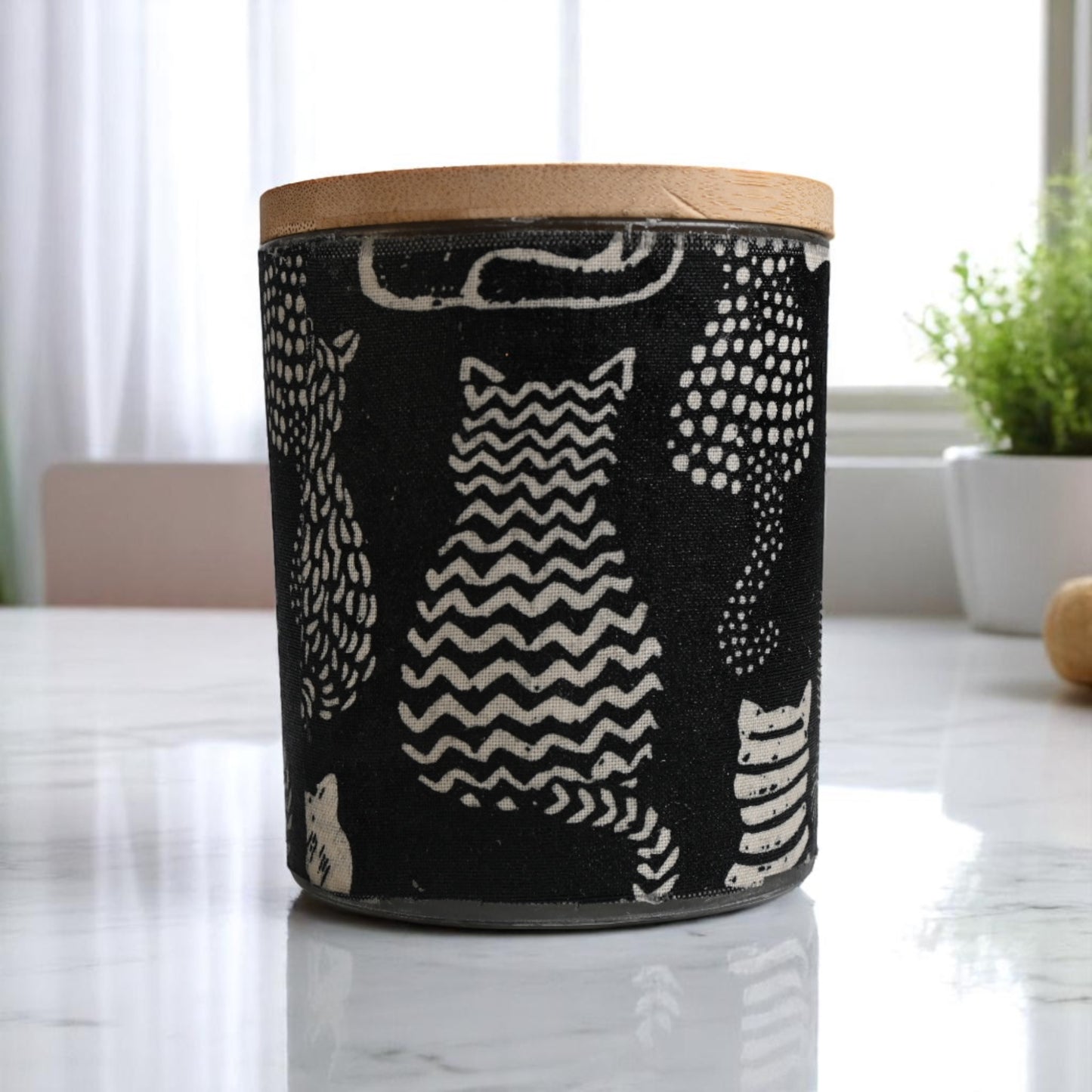 Purrfectly Chic Coconut-Apricot Wax Candle (10oz)